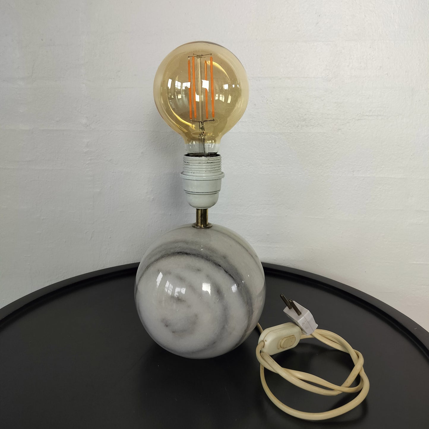 Secondhand - Marmor kugle bordlampe med pære